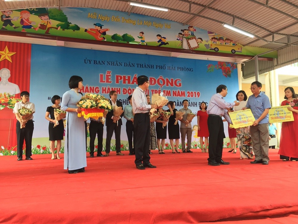 Chủ tịch Công đoàn Đàm Lê Dũng đại diện Cảng Đình Vũ trao tặng 10.000.000 đồng cho Quỹ Bảo trợ trẻ em Hải Phòng