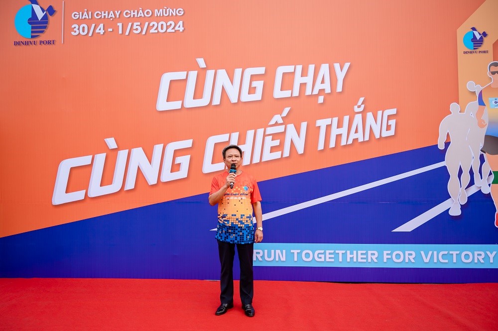 Chủ tịch HĐQT Vũ Tuấn Dương phát biểu khai mạc và khích lệ tinh thần các VĐV