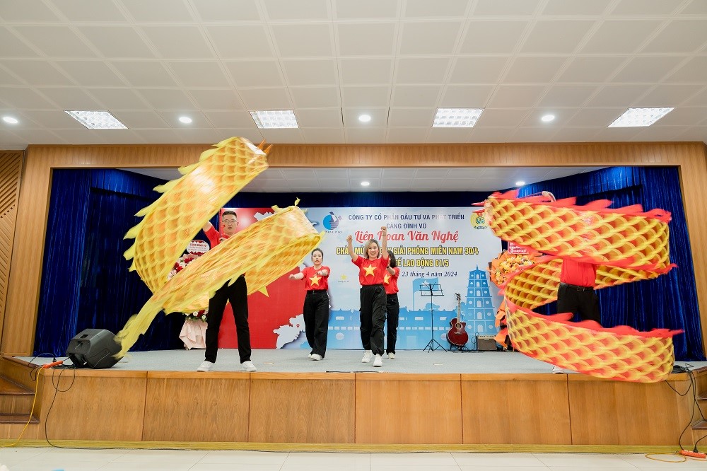 Tiết mục Việt Nam ơi - Phòng KHKD gây ấn tượng với màn múa rồng