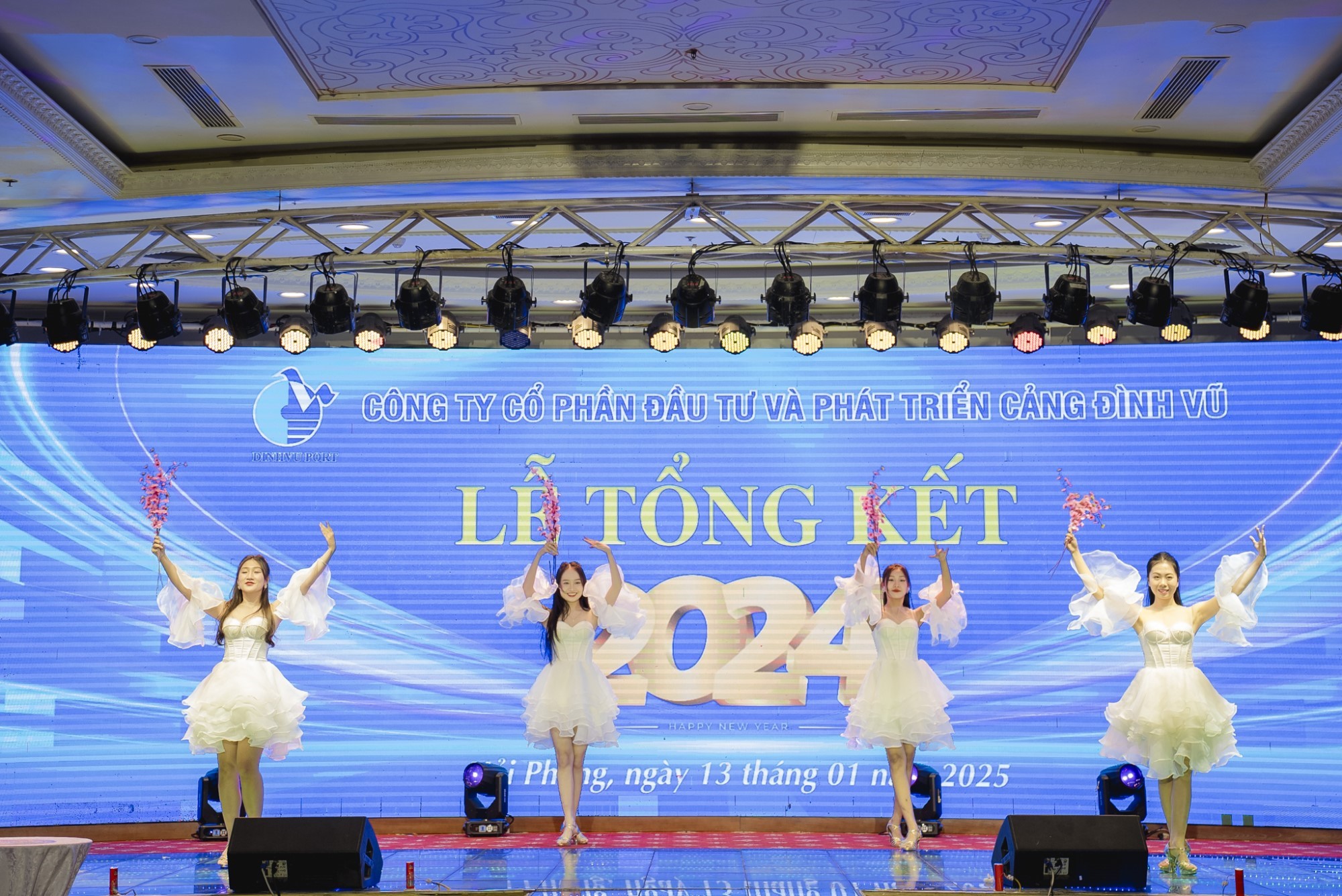 Vũ đoàn VHunter biểu diễn mở màn