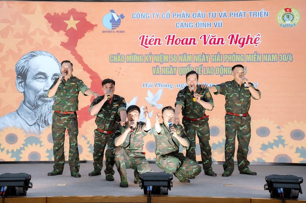 Tiết mục Bác đang cùng chúng cháu hành quân - Tốp ca Đội Xếp dỡ