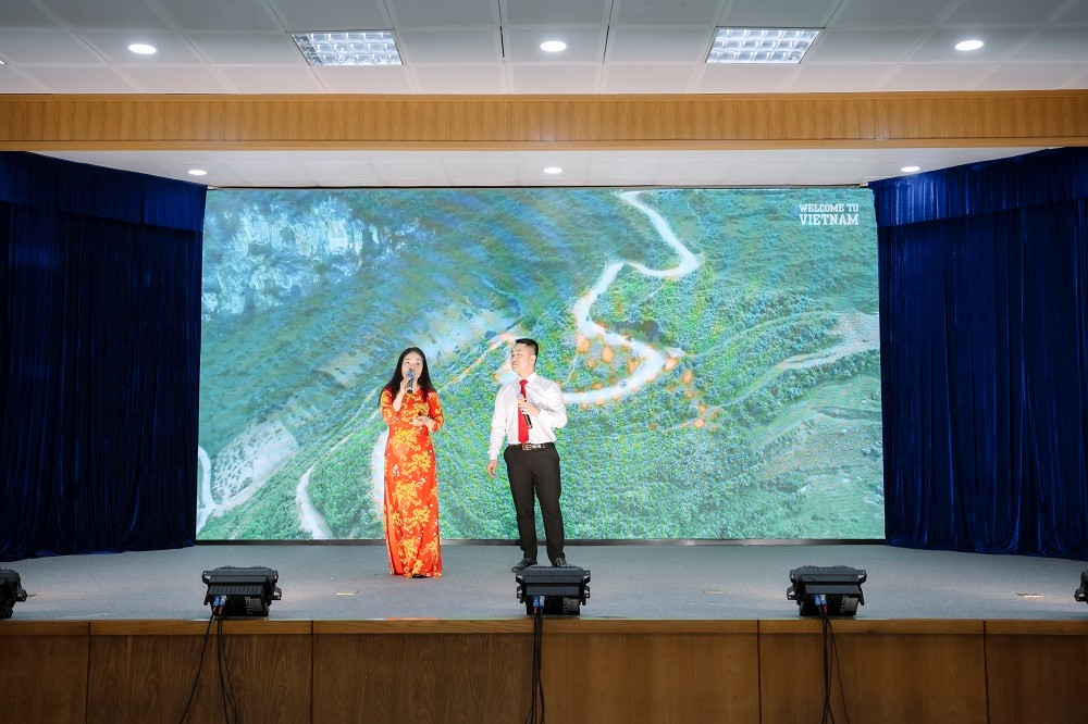 Tiết mục Đất nước tình yêu - Hoàng Sơn & Mai Quyên Trung tâm ĐHKT