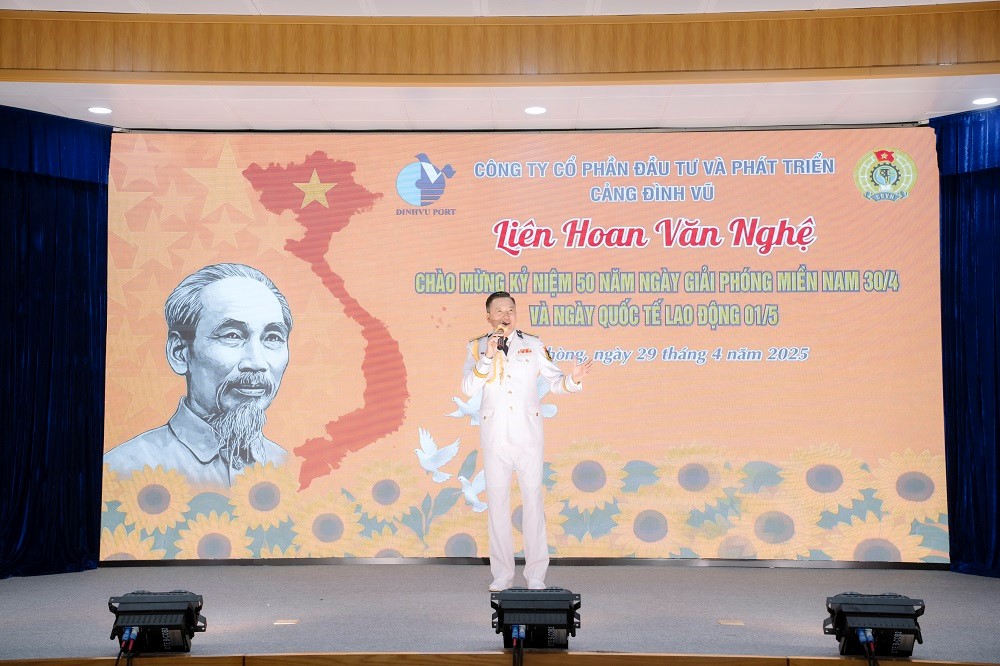 Tiết mục Đất nước trọn niềm vui - Trường Kỳ Đội Xếp dỡ